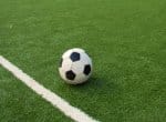 Футбольный мяч на линии